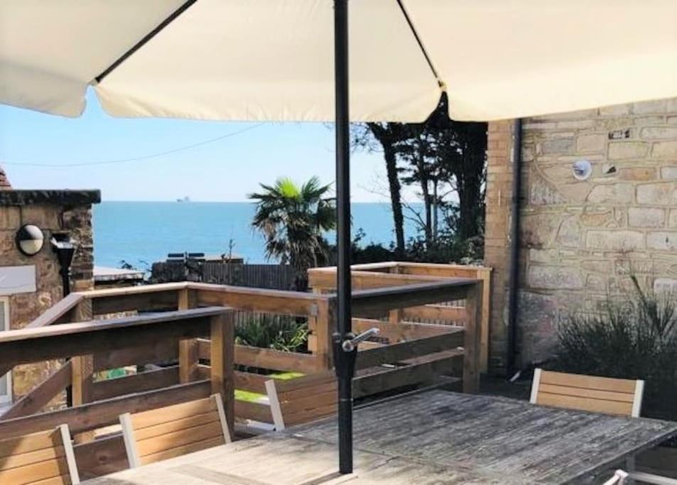 The Old Boat House, Seaview - Seafront Three Bedroom Cottage With Separate Two Bedroom Annexe מראה חיצוני תמונה